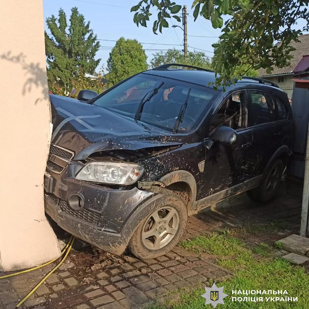 У Дрогобичі водійка на «Chevrolet Captiva» врізалася в будинок: постраждав дворічний хлопчик