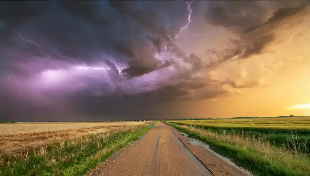 Штормове попередження: грози, вітер і град очікують на Львівщині завтра