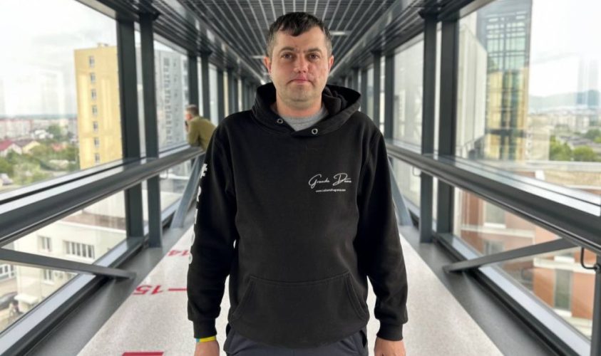 У центрі UNBROKEN захиснику відновлюють понівечене уламками обличчя: уже дві складні операції позаду