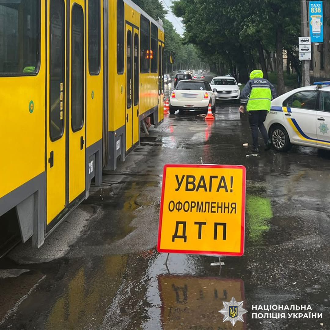 У Львові автівка збила місцеву мешканку та її 5-річного сина