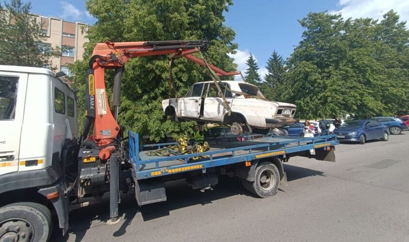 Ще три покинуті автівки перемістили на арештмайданчик у Львові
