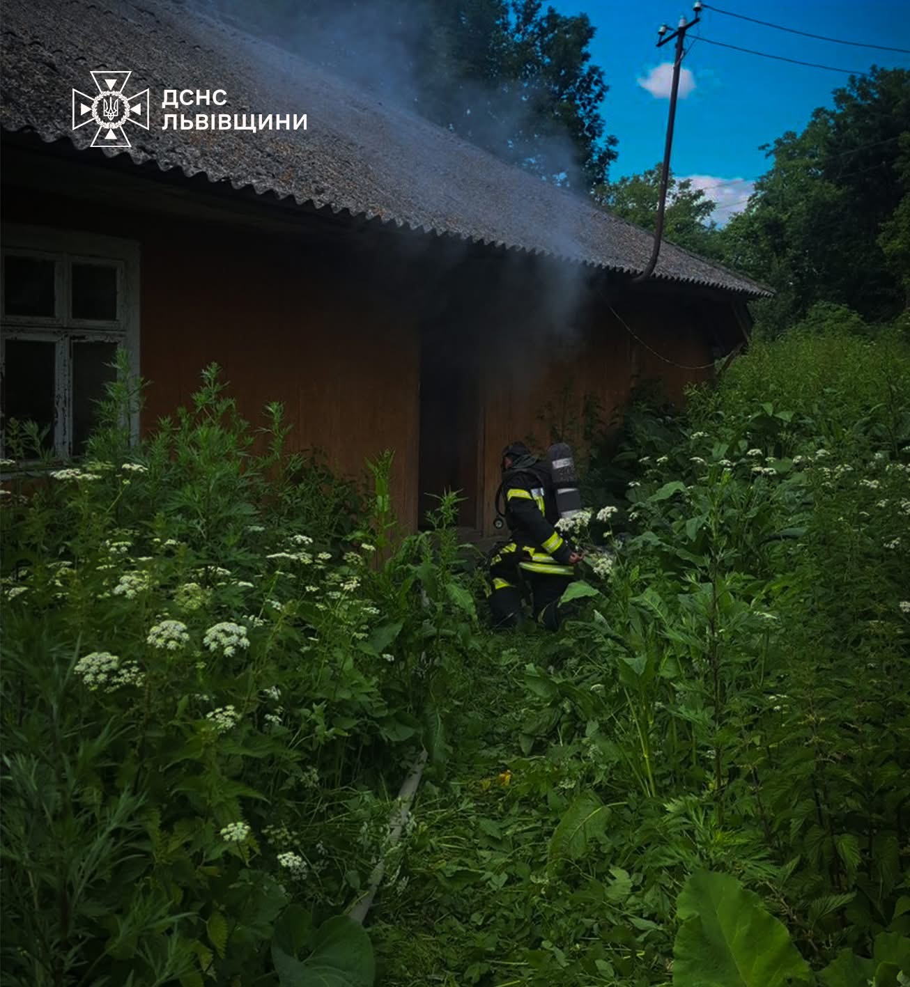 Намагались загасити самотужки: на Самбірщині сусіди врятували із палаючого будинка чоловіка