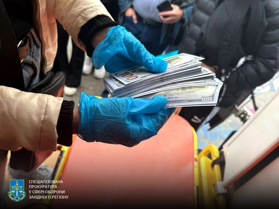 За 25 тис доларів обіцяла зняття з військового обліку та виїзд за кордон: на Львівщині повідомили про підозру жінці