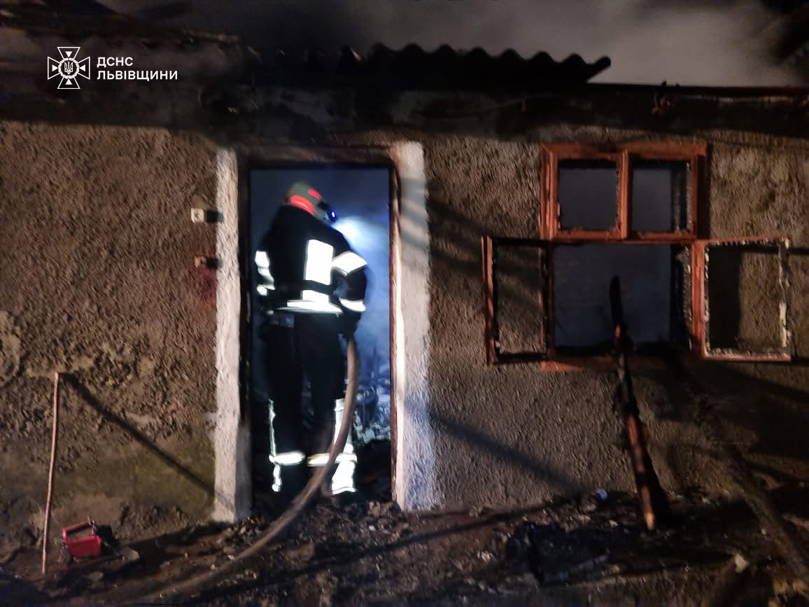У Львівському районі горів житловий будинок: обійшлось без постраждалих