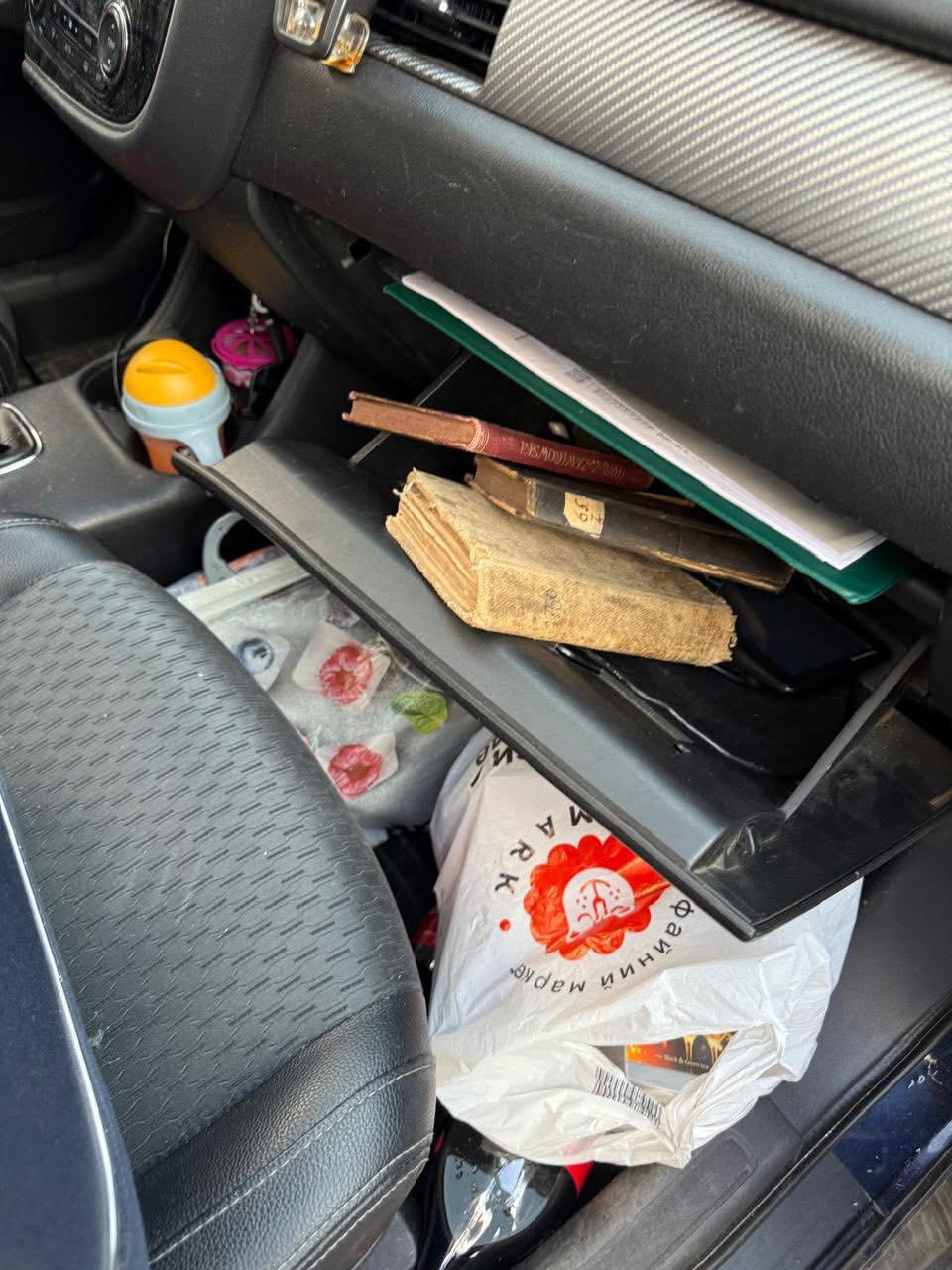 Тихі свідки минулого: у ПП «Шегині» виявили книги, яким понад 100 років