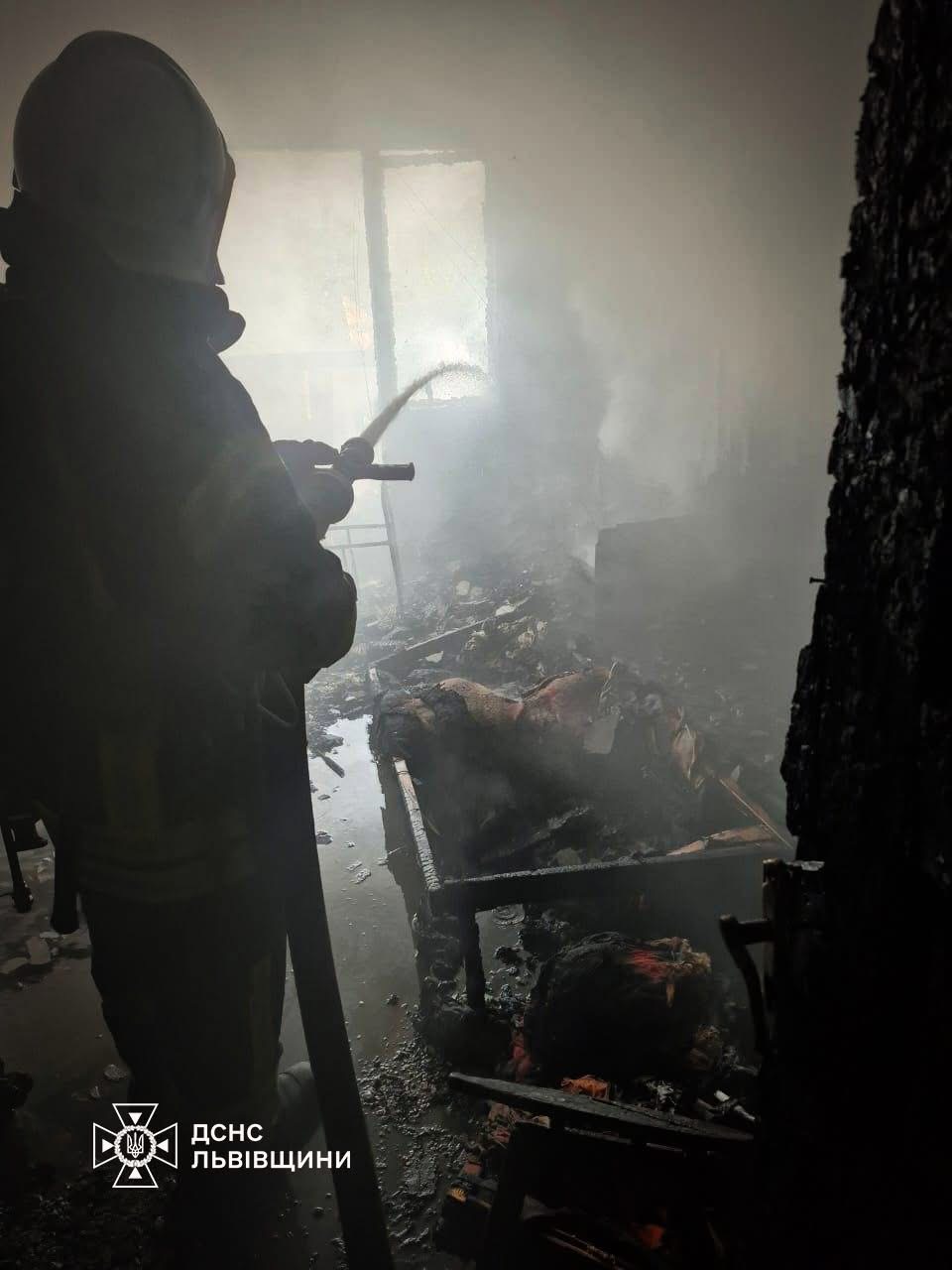 У Стрию 12 рятувальників гасили пожежу в квартирі