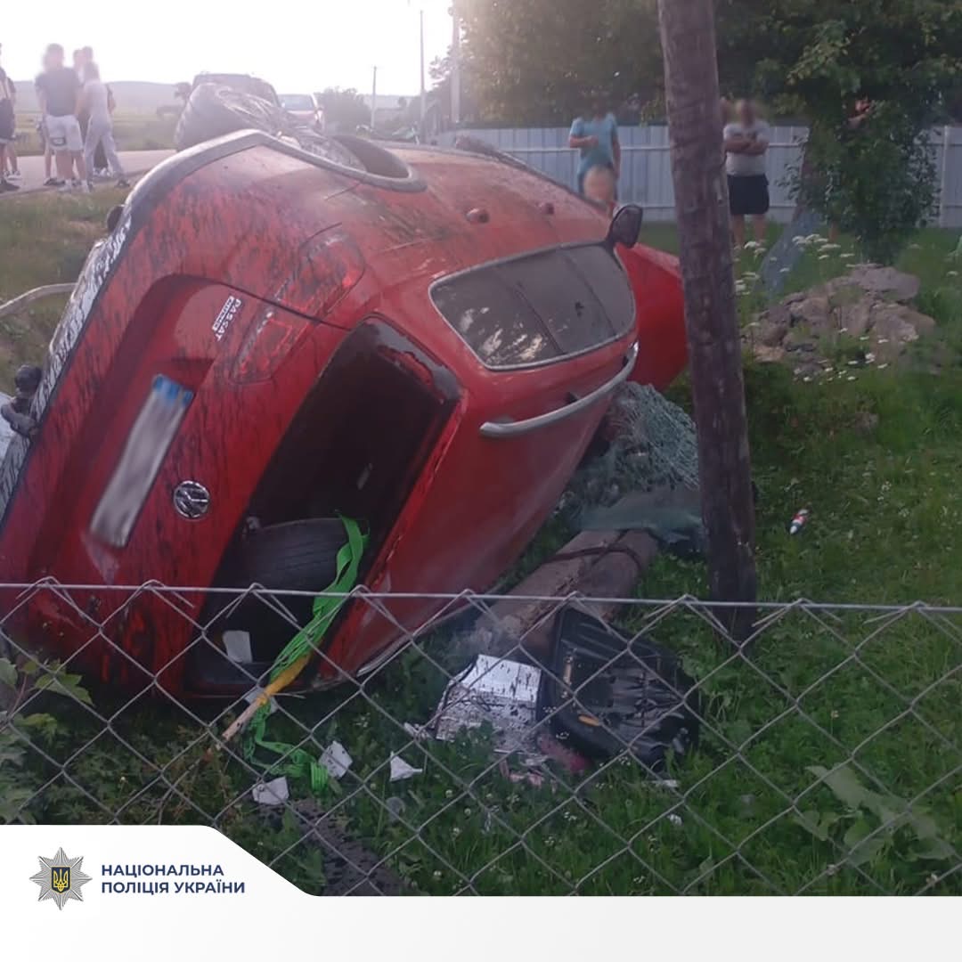 На Самбірщині авто вʼїхало у паркан: одна людина загинула, ще двоє – травмовані