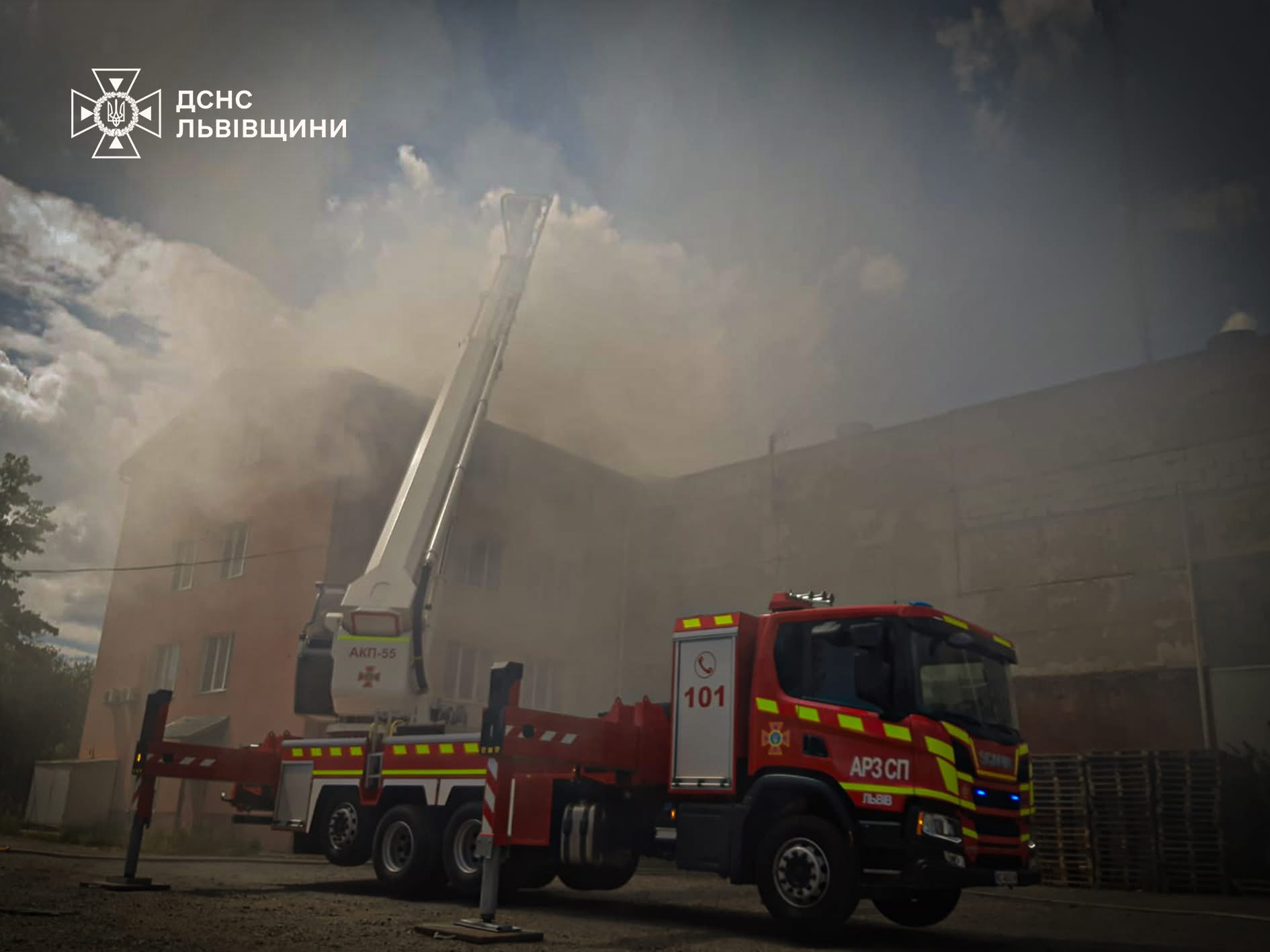 У Львові більше 50 пожежників гасили пожежу в ліфтовій шахті