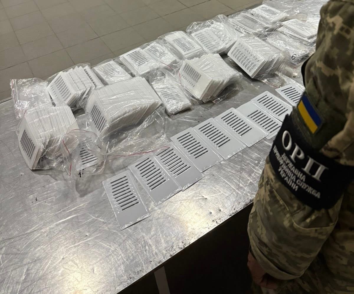 Фрези замість сувенірів: жінка везла з Польщі тисячі фрез у валізі