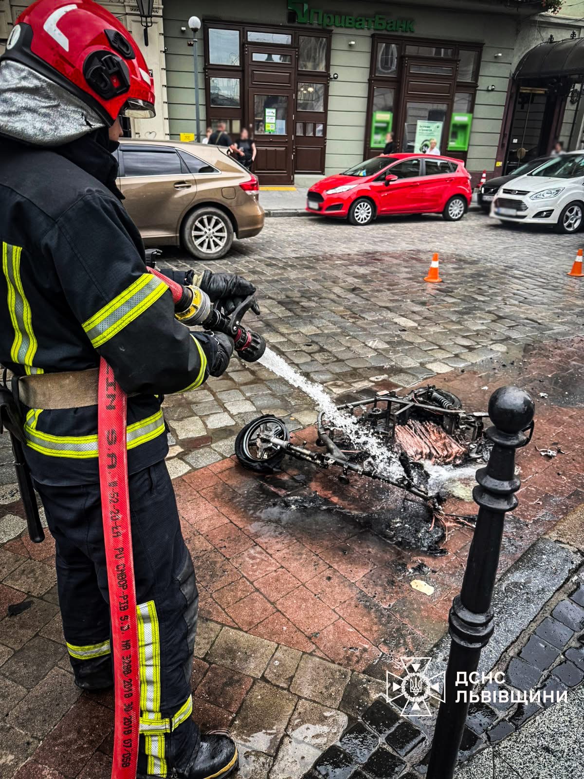 У центрі Львова під час руху загорівся скутер