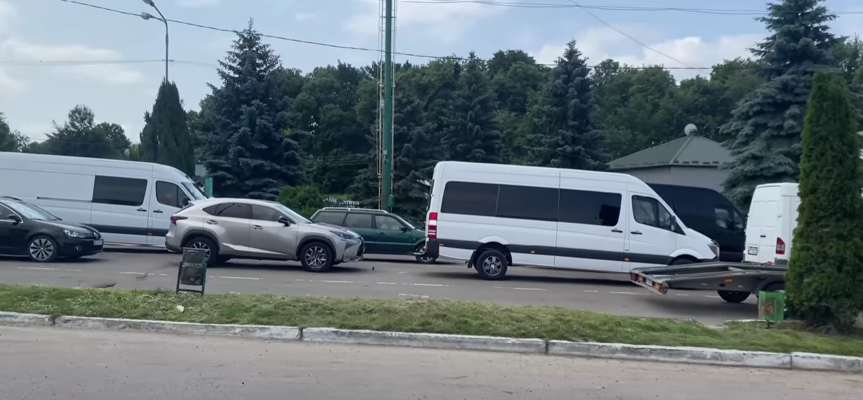 Літній трафік на кордоні: понад 100 автівок чекають у черзі на виїзд через ПП «Шегині»