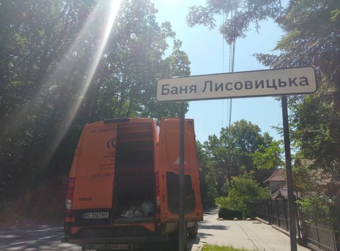 На Львівщині відновлюють дорожні знаки у населених пунктах