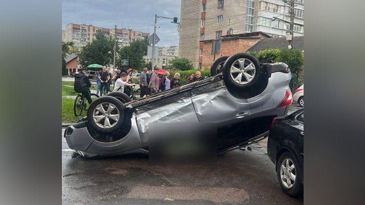 Перекинулась автівка – постраждала жінка на переході