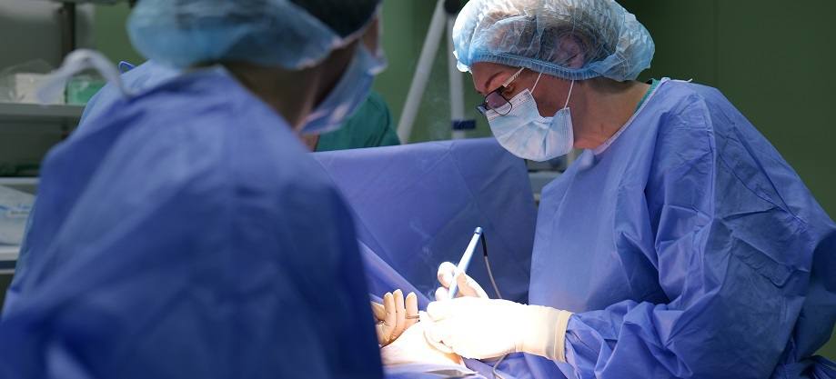 Рік боялася зізнатися рідним: у Львові успішно прооперували 17-річну дівчину з пухлиною грудей