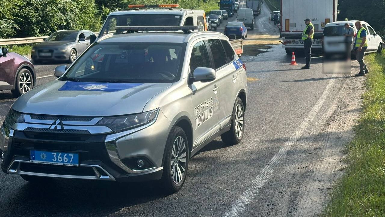 Біля Пасік-Зубрицьких через ДТП на трасі розлилось пальне — утворився затор