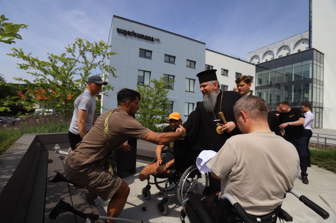 Митрополит Епіфаній відвідав центр Superhumans на Львівщині та поспілкувався з Воїнами на реабілітації