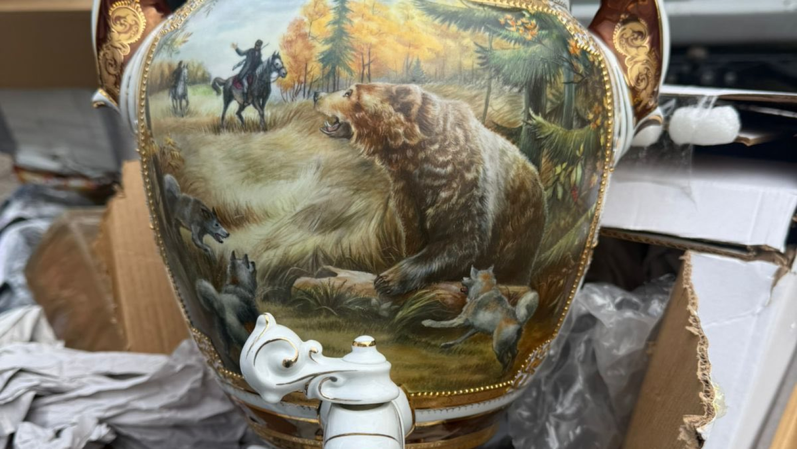 У “Шегинях” вилучили російські самовар і порцеляну у мешканця Чернівців