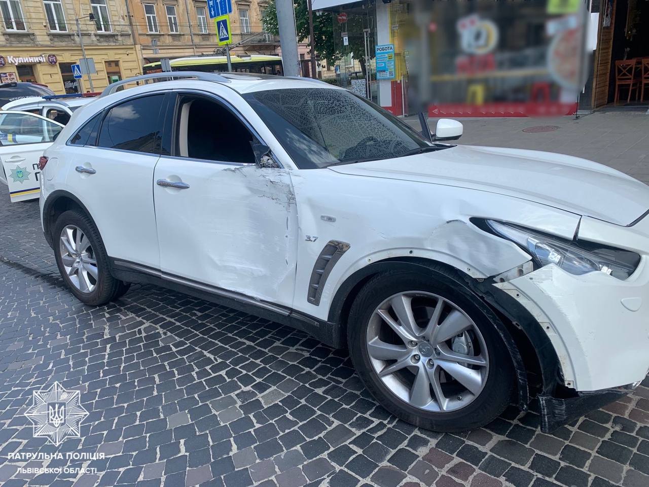 П’яна за кермом і три ДТП поспіль: у Львові водійка Infiniti влаштувала «ралі»