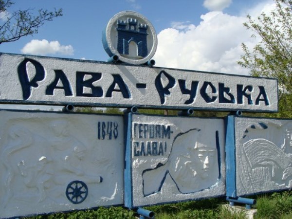Вилізна на дорожній знак та опублікувала відео під російську музику: на Львівщині судили школярку
