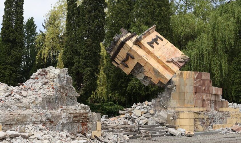 З Пагорба Слави у Львові демонтували другу вхідну колону