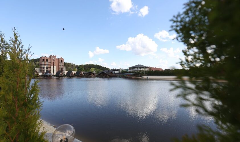 У Брюховичах очищують озеро і готують територію до відкриття купального сезону