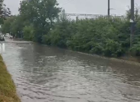 Патрульні перекрили рух на одній із вулиць Львова через затоплення