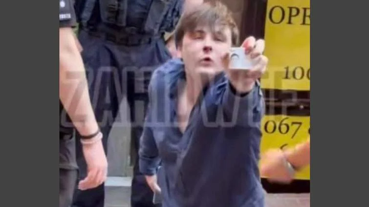 У Львові звільнили працівника райадміністрації, який кидався на перехожих у центрі міста