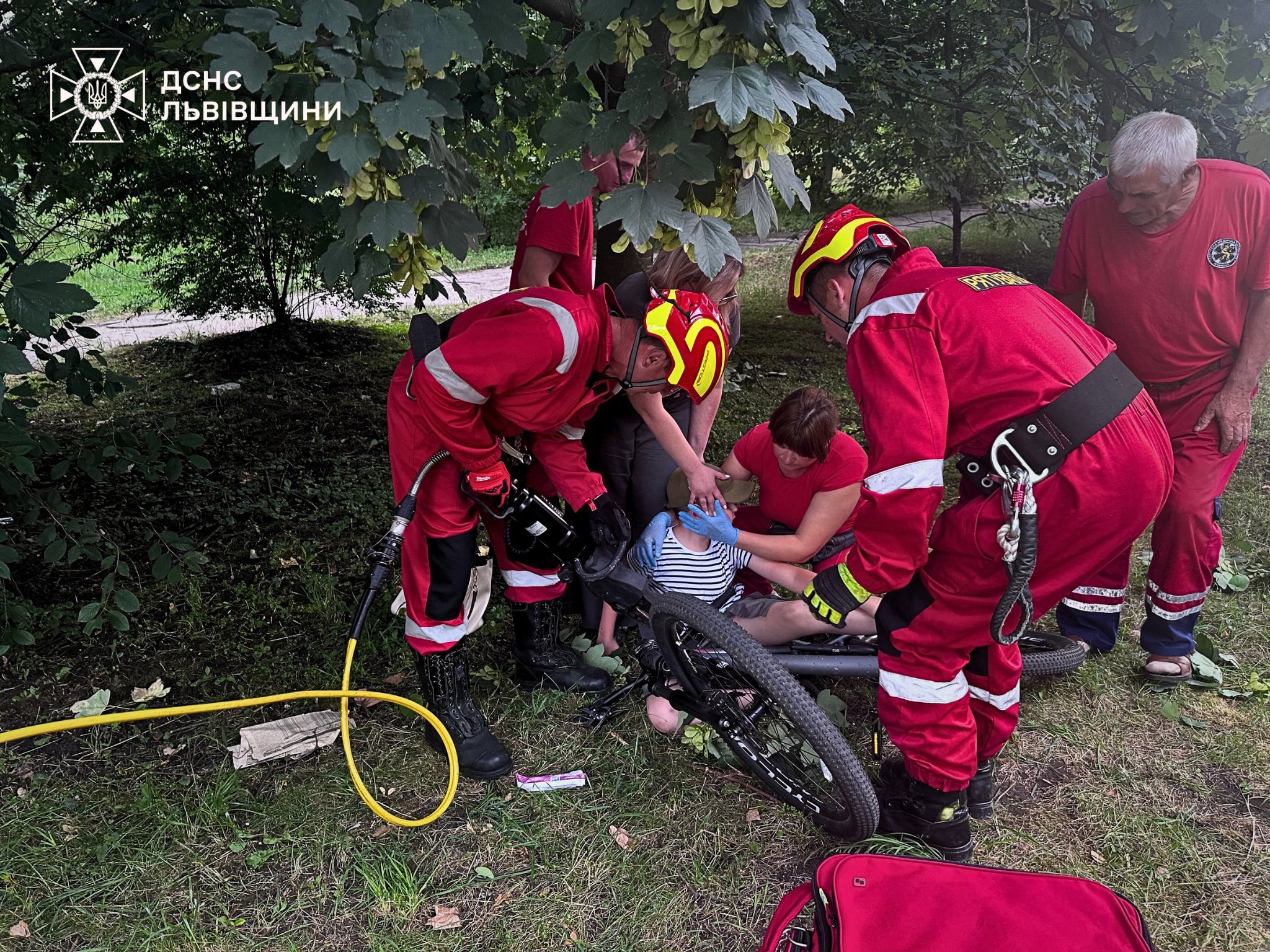 У Дрогобичі велосипедна прогулянка закінчилась лікарнею: дитині в нозі застрягла гальмівна ручка