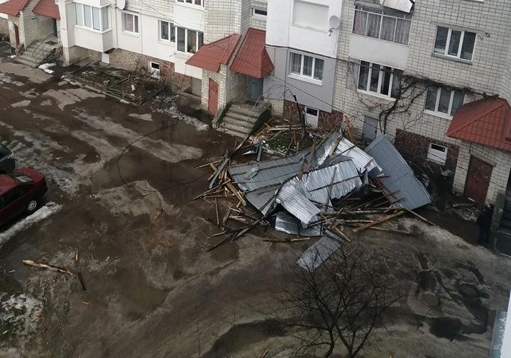 Через негоду на Львівщині зірвало дахи в житлових будинках
