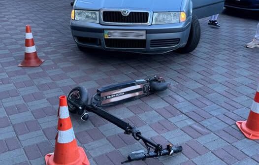 У Львові 23-річна водійка на автомобілі “Skoda” здійснила наїзд на кермувальника самоката