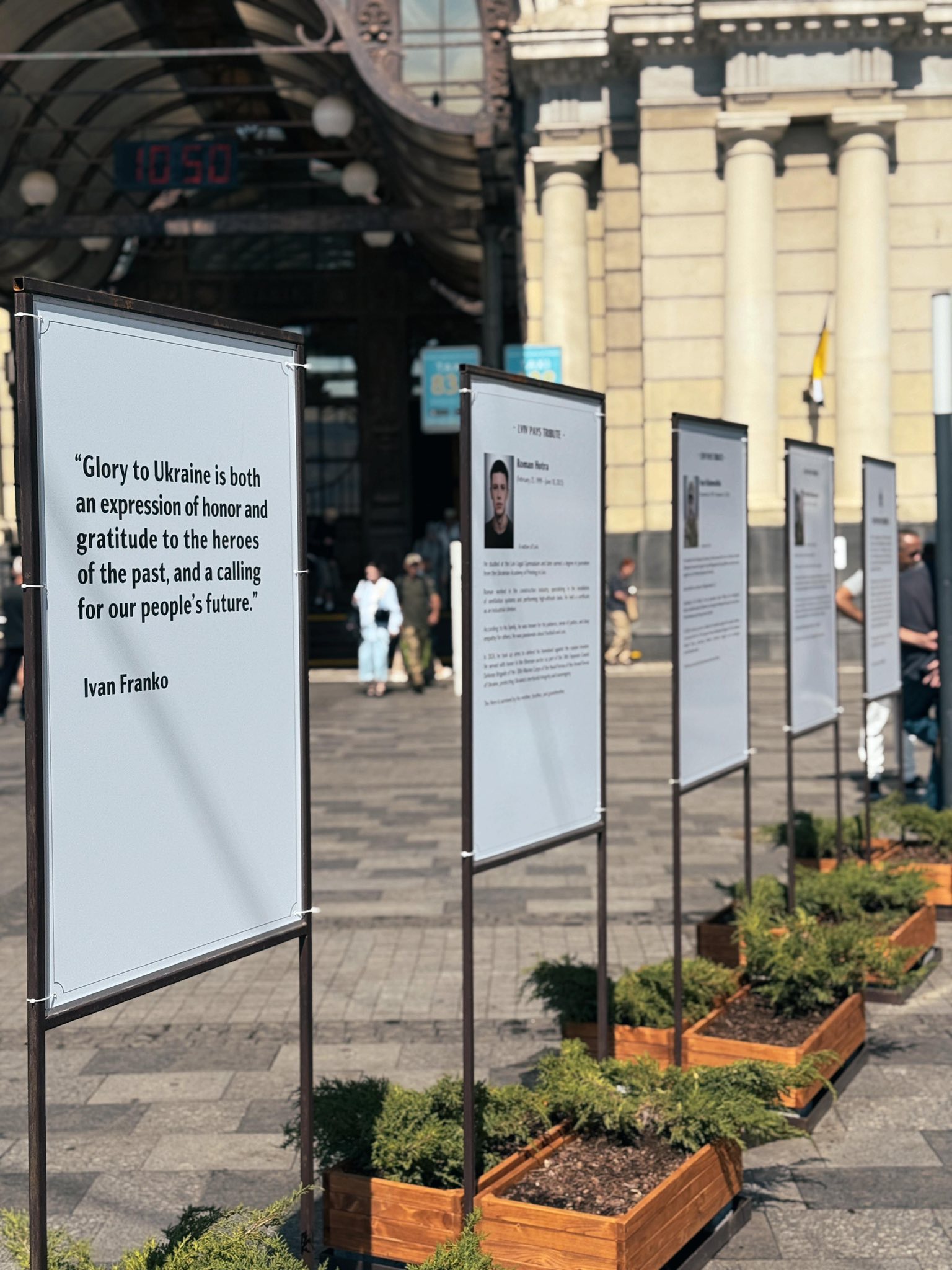На залізничному вокзалі Львова встановили стенди з біографіями полеглих Героїв