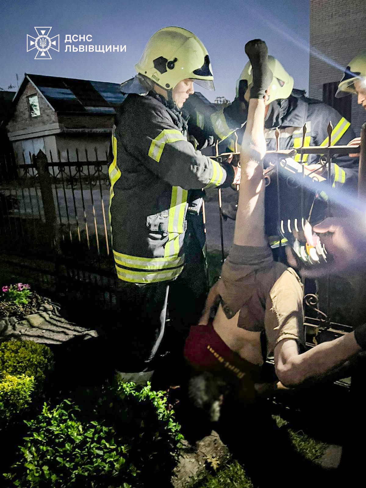 Мешканець Львівщини проштрикнув ногу на паркані і повис головою донизу