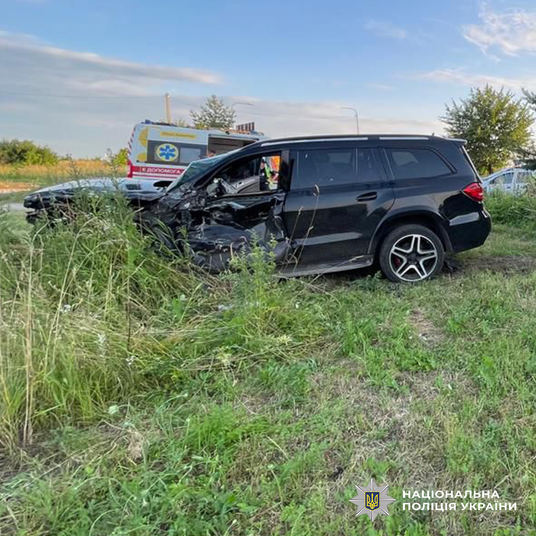 Внаслідок зіткнення автівки з вантажівкою у Львівському районі травмувались двоє людей
