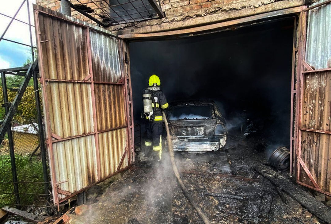 У Бориславі вщент згорів гараж з автівкою: власник отримав опіки