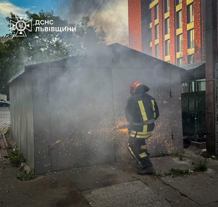 У Львові четверо рятувальників гасили пожежу у гаражі