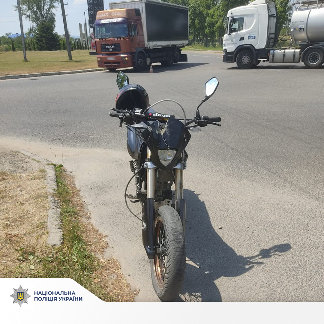 У Самборі внаслідок зіткнення з вантажівкою травмований мотоцикліст