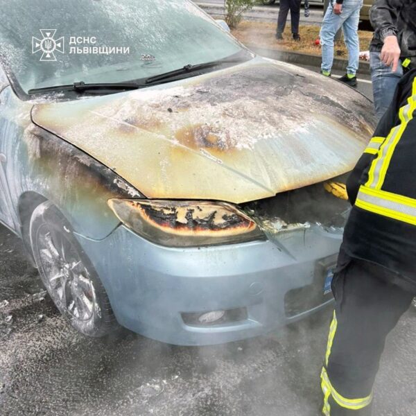 У Львові під час руху спалахнуло авто (ФОТО)