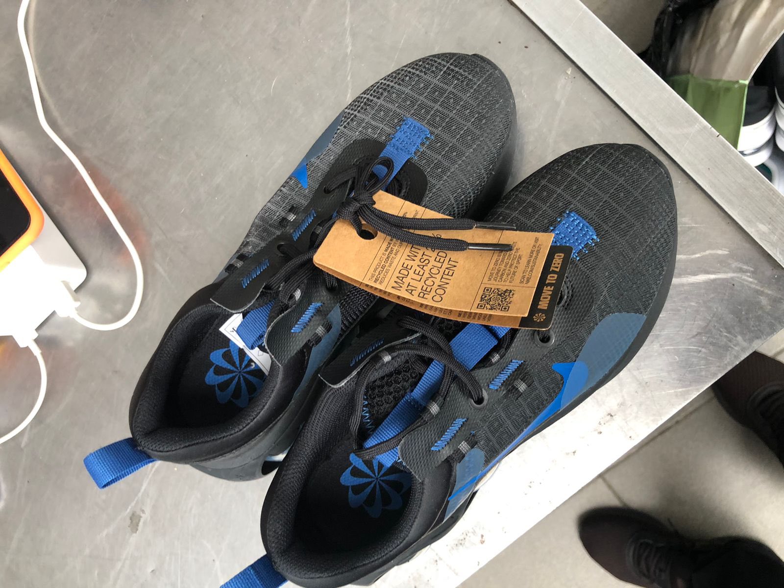 У ПП “Рава-Руська” в автобусі знайшли більше 200 пар кросівок