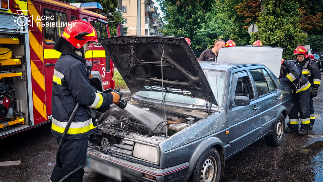 У Львові під час руху загорілось авто: обійшлось без постраждалих