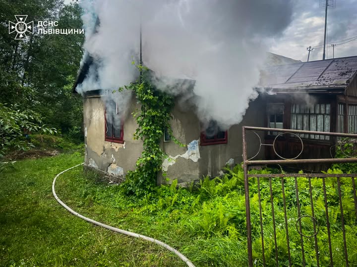 У Жовкві пожежники врятували житловий будинок від знищення вогнем