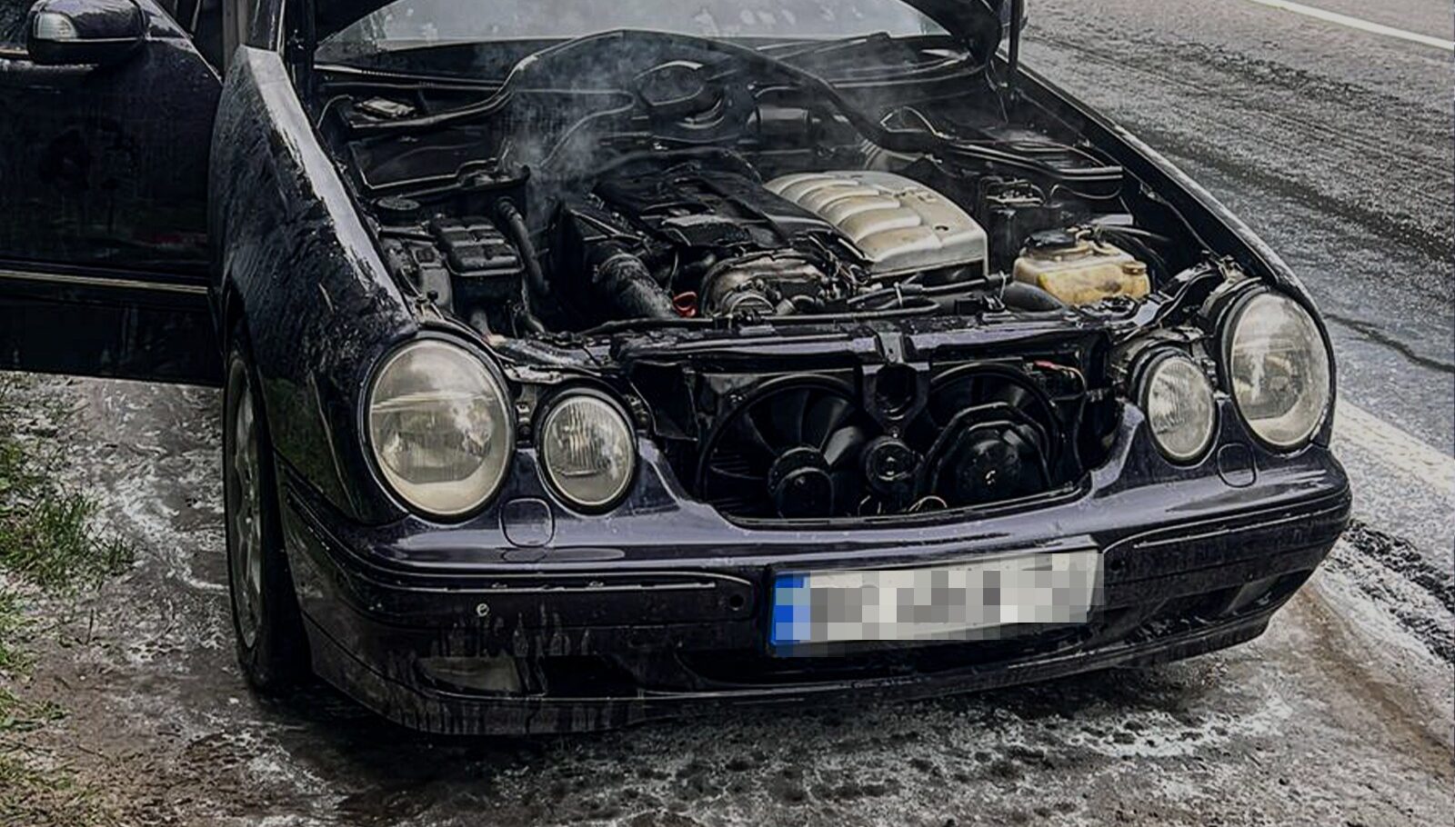 На трасі у Яворівському районі під час руху спалахнув “Mercedes-Benz”