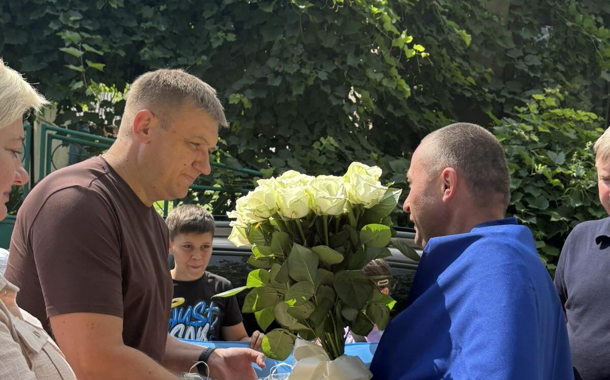 Нарешті вдома: у Львівській громаді зустріли Героя після року в російському полоні (ФОТО)