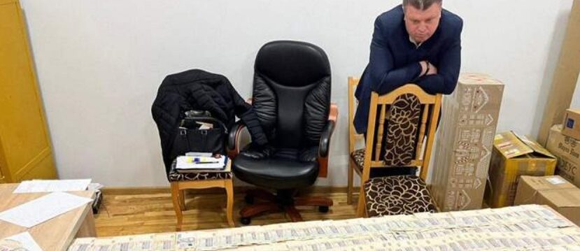 Начальник освіти Яворова, якого затримали на хабарі, знову на посаді