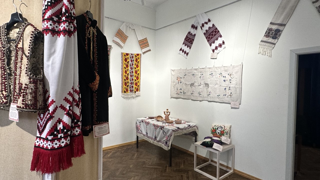 «Нитка родоводу»: в Дрогобичі відкрили виставку родинної вишивки
