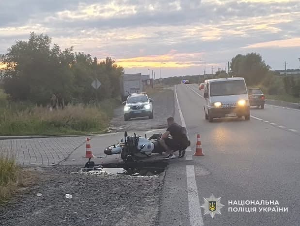 У Давидові внаслідок ДТП з автомобілем постраждав 31-річний мотоцикліст та його пасажирка