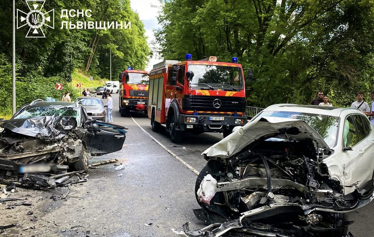 Чотири авто зіткнулись біля Львова: є постраждалі
