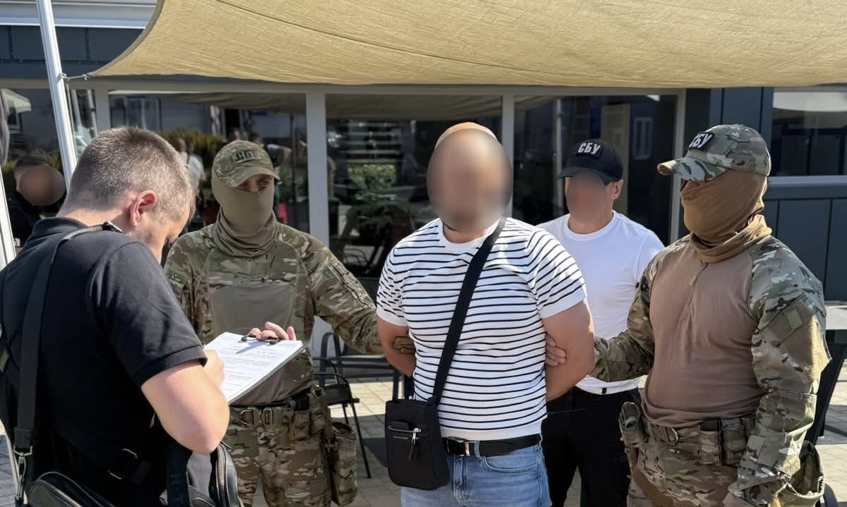 На Львівщині затримали митника, який вимагав 1600 доларів за безперешкодне розмитнення авто