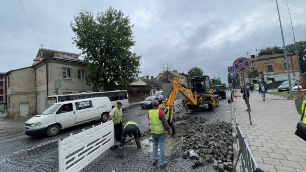 На Личаківській у Львові ліквідовують просідання на дорожньому покритті: для водіїв можливі незручності
