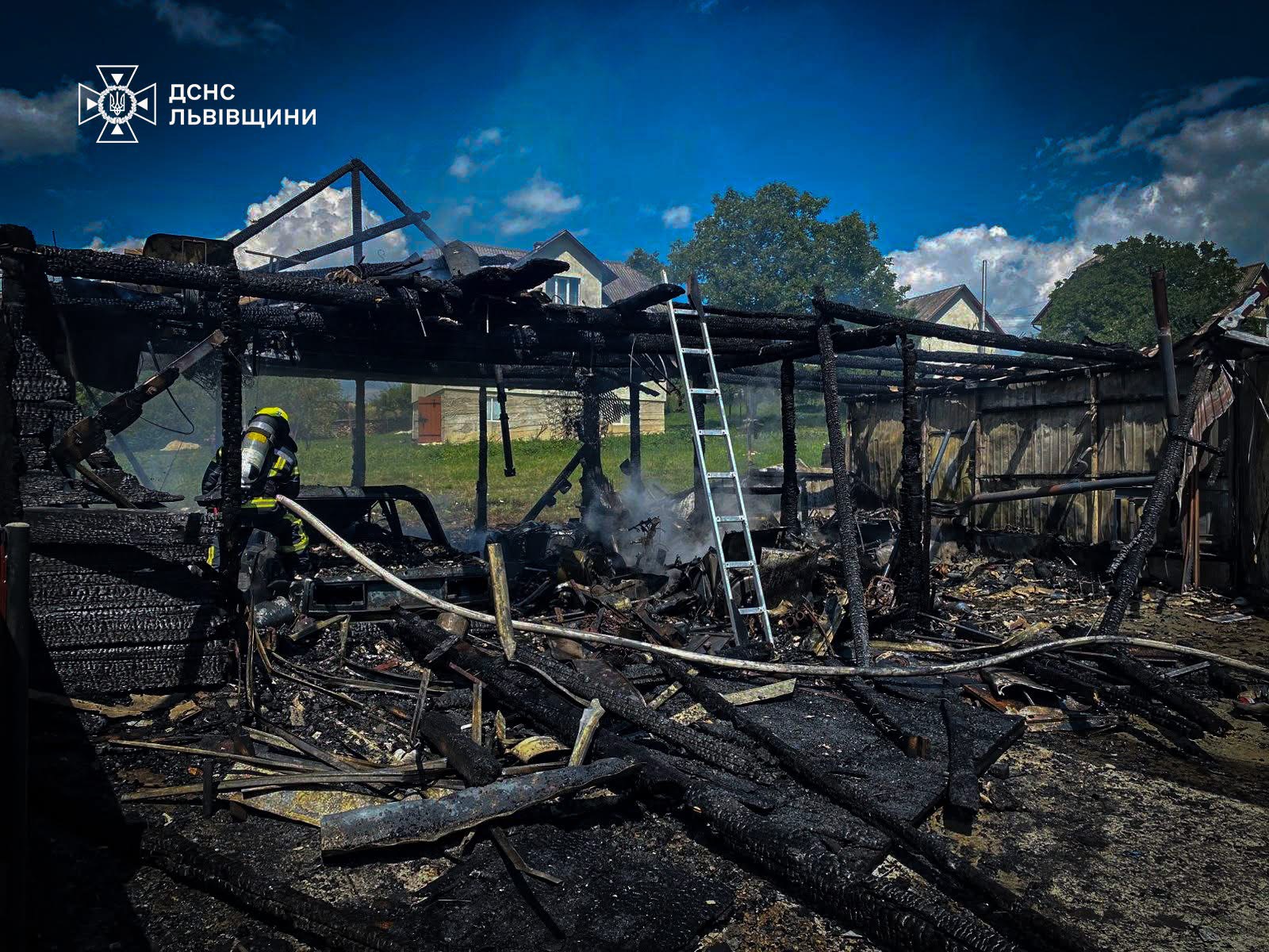 На Дрогобиччині пожежа знищила гараж із автомобілем, мотоциклом і скутером