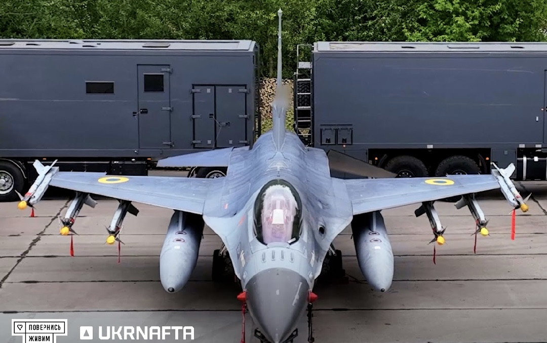 “Повернись живим” та “Укрнафта” передали Повітряним силам унікальні мобільні комплекси для обслуговування F-16